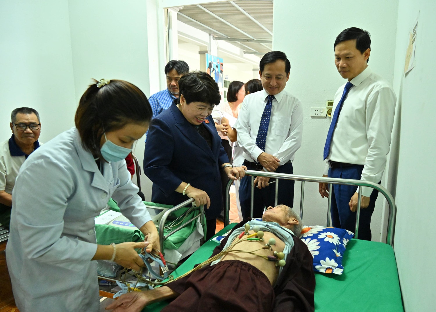 Chủ nhiệm Ủy ban Xã hội Nguyễn Thúy Anh ân cần thăm hỏi bà con đang được các bác sỹ bệnh viện tim Hà Nội khám bệnh tại trạm y tế xã Minh Đài