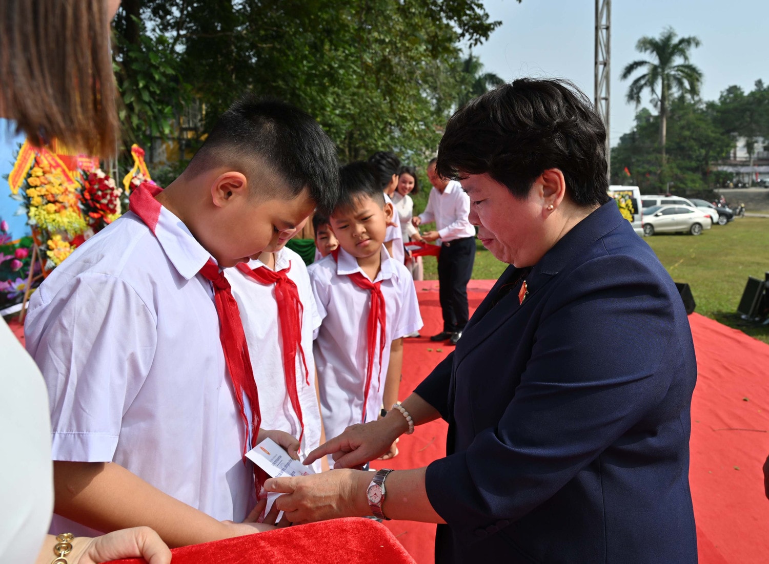 Chủ nhiệm Ủy ban Xã hội Nguyễn Thúy Anh tặng quà cho các học sinh có hoàn cảnh đặc biệt khó khăn vươn lên trong học tập