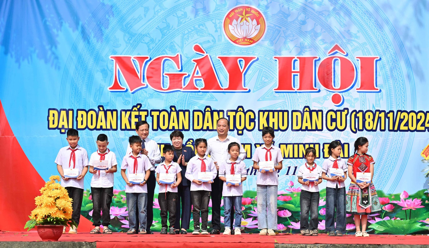 Chủ nhiệm Ủy ban Xã hội Nguyễn Thúy Anh và các đại biểu tặng quà cho các học sinh có hoàn cảnh đặc biệt khó khăn vươn lên trong học tập