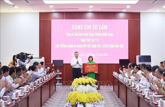 Tổng Bí thư Tô Lâm trao tặng quà là thiết bị y tế cho Phòng khám Đa khoa Khu vực Sông Đốc. Ảnh: Thống Nhất/TTXVN