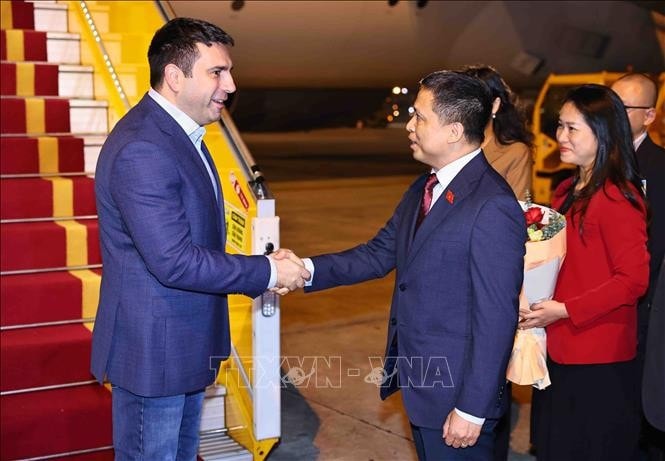 Ông Phạm Phú Bình, Ủy viên Thường trực Ủy ban Đối ngoại của Quốc hội, đón Chủ tịch Quốc hội Armenia Alen Simonyan tại Sân bay quốc tế Nội Bài. Ảnh: Minh Đức/TTXVN