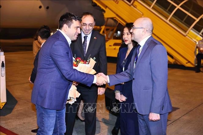 Đại sứ Suren Baghdasaryan và cán bộ Đại sứ quán Armenia tại Việt Nam đón Chủ tịch Quốc hội Alen Simonyan tại Sân bay quốc tế Nội Bài. Ảnh: Minh Đức/TTXVN