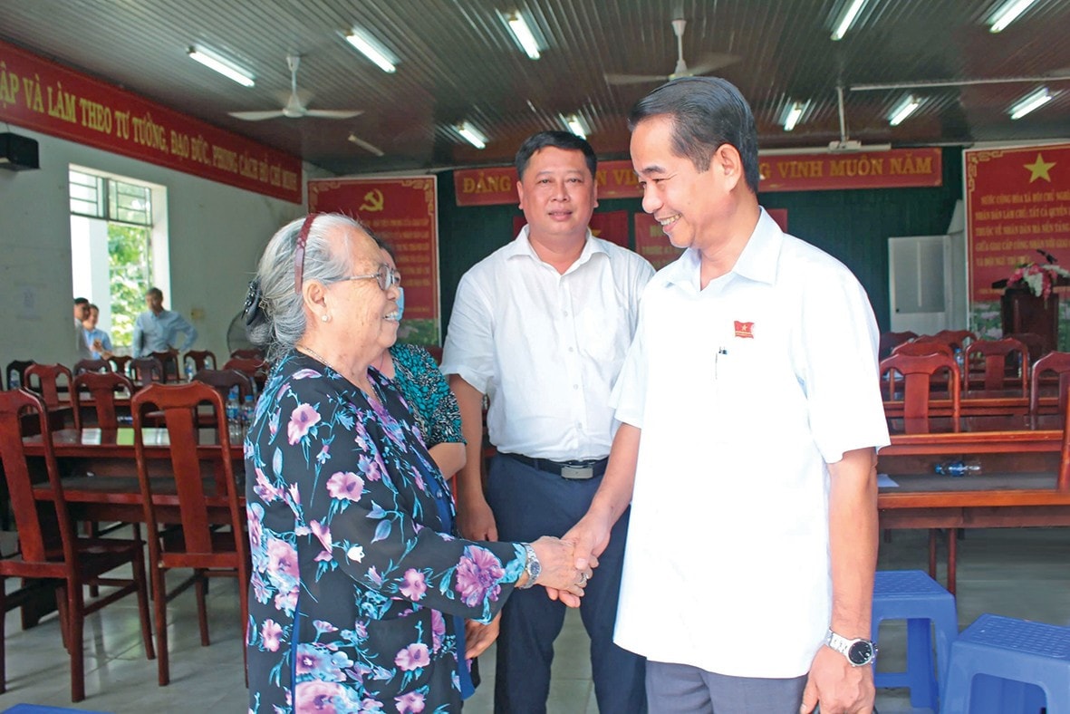 Ủy viên Ban Thường vụ Tỉnh ủy, Chủ tịch HĐND tỉnh Đồng Nai Thái Bảo gặp gỡ cử tri sau mội buổi tiếp xúc cử tri. Ảnh: Trâm Nguyễn