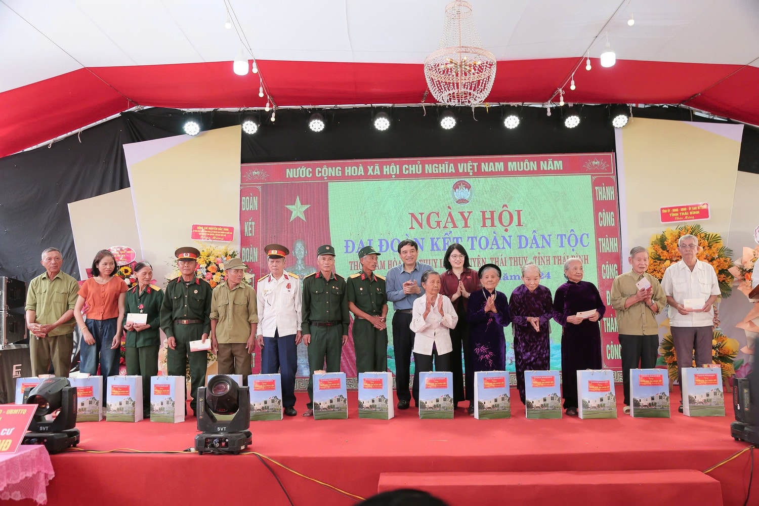 Chủ nhiệm Ủy ban Văn hóa, Giáo dục Nguyễn Đắc Vinh tặng quà hộ gia đình người có công, hộ gia đình có hoàn cảnh khó khăn tại xã Thụy Liên