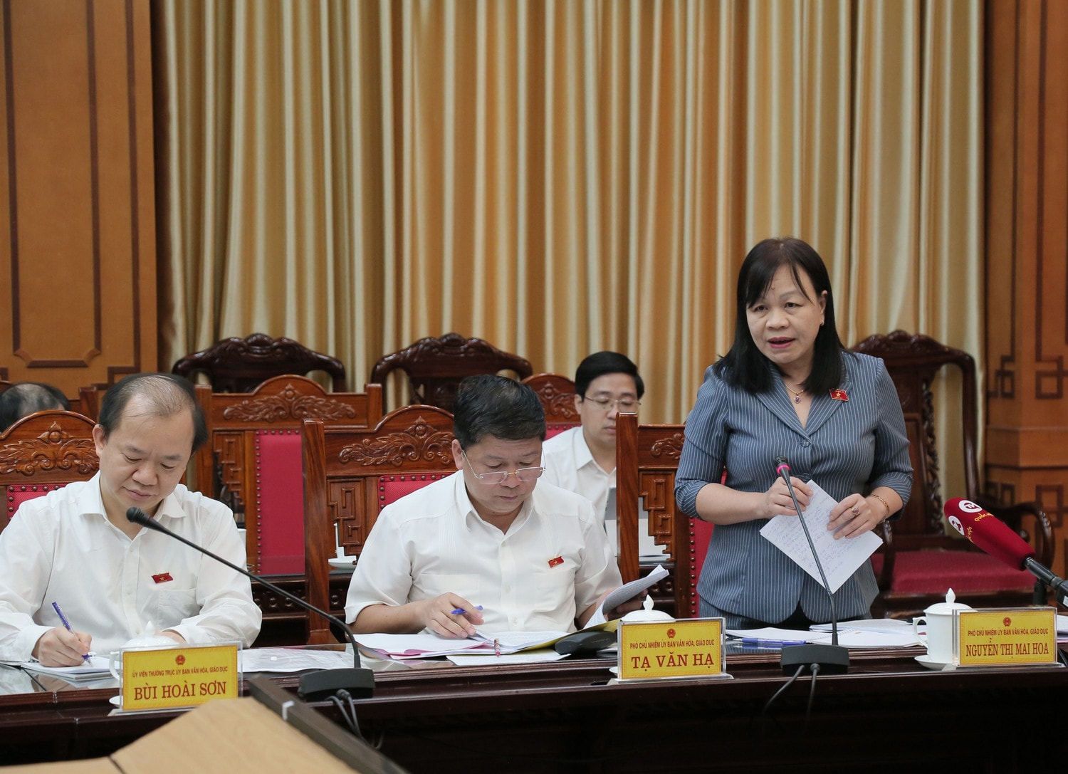 Phó Chủ nhiệm Ủy ban Văn hóa, Giáo dục Nguyễn Thị Mai Hoa ấn tượng với kết quả thực hiện sáp nhập các cơ sở giáo dục trên địa bàn tỉnh Thái Bình