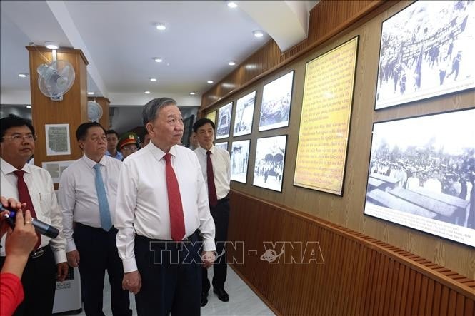 Tổng Bí thư Tô Lâm thăm Di tích quốc gia Tượng đài kỷ niệm chuyến tàu tập kết ra Bắc năm 1954 tại bờ Nam sông Đốc. Ảnh: Thống Nhất/TTXVN