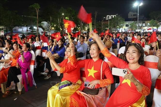 Đại biểu dự Cầu truyền hình trực tiếp kỷ niệm sự kiện 70 năm tập kết ra Bắc tại Hải Phòng. Ảnh: Hoàng Ngọc/TTXVN