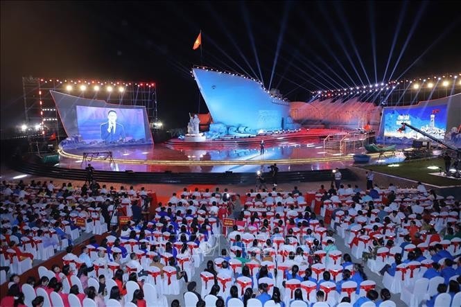 Toàn cảnh Chương trình truyền hình kỷ niệm 70 năm "Tập kết ra Bắc - Tình sâu nghĩa nặng” tại đầu cầu Thanh Hóa. Ảnh: Hoa Mai/TTXVN
