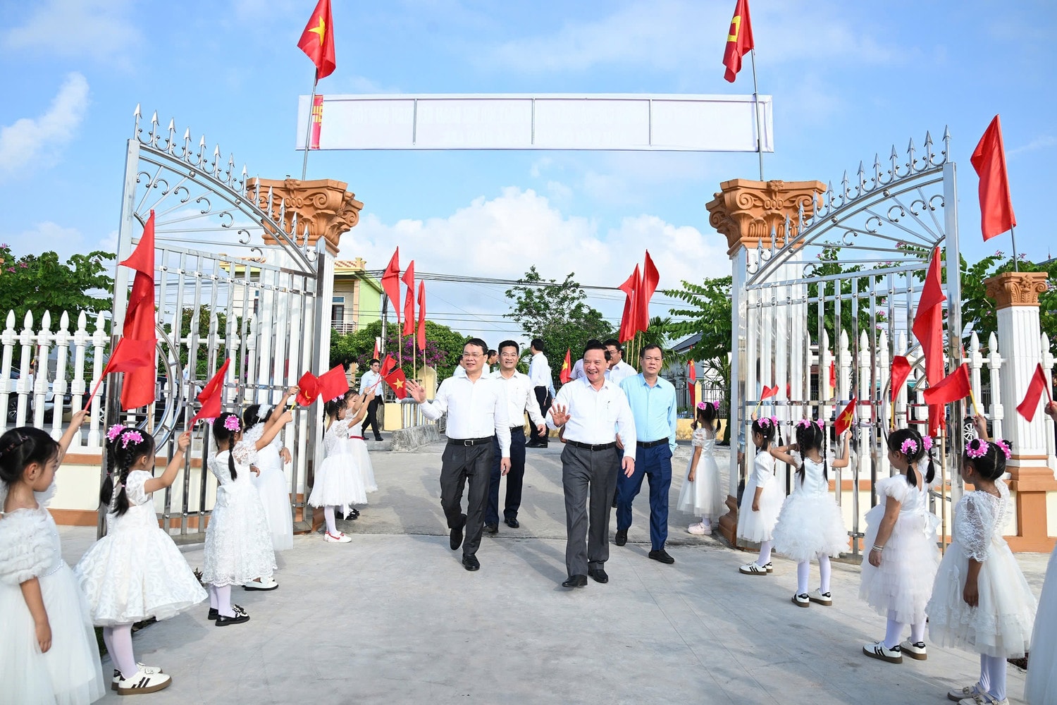 Phó Chủ tịch Quốc hội Nguyễn Khắc Định dự Ngày hội đại đoàn kết toàn dân tộc tại khu dân cư xóm 6, xã Giao Lạc, huyện Giao Thuỷ, tỉnh Nam Định