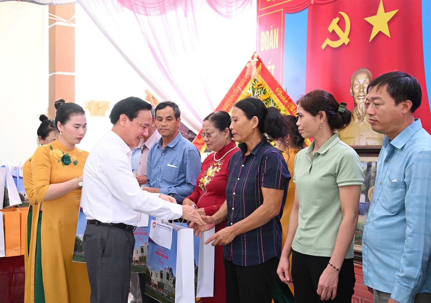 Phó Chủ tịch Quốc hội Nguyễn Khắc Định tặng quà cho các hộ gia đình