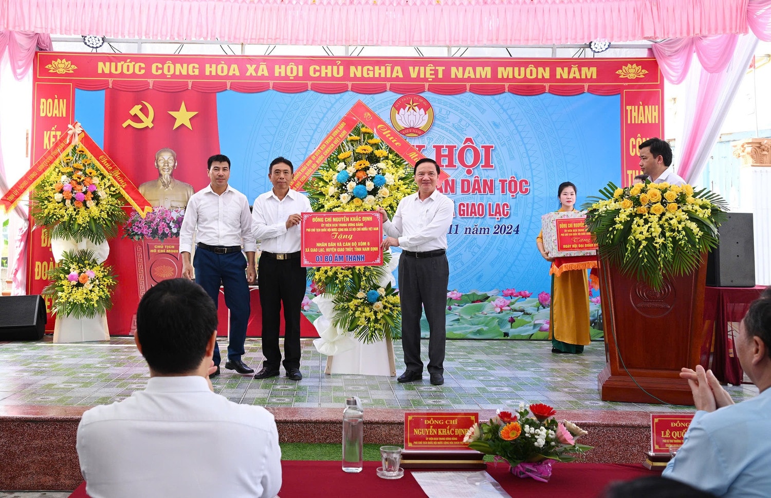 Phó Chủ tịch Quốc hội Nguyễn Khắc Định trao quà tặng Nhân dân và cán bộ xóm 6