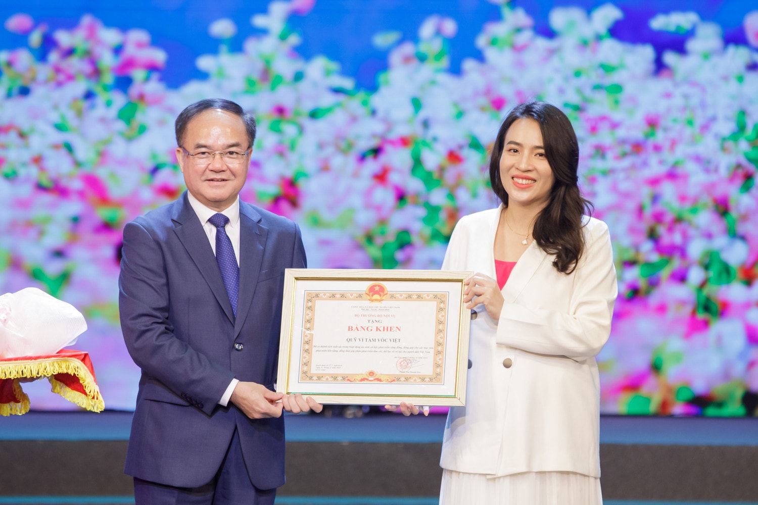 Bà Trần Thị Như Trang, Chủ tịch Hội đồng quản lý Quỹ Vì tầm vóc Việt nhận Bằng khen của Bộ Nội vụ do Thứ trưởng Vũ Chiến Thắng trao. Ảnh: TH