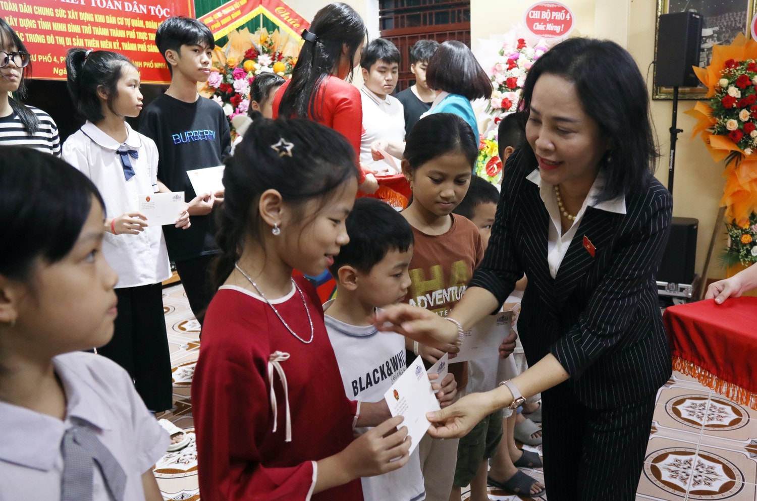 Phó Chủ tịch Quốc hội Nguyễn Thị Thanh tặng quà cho các em học sinh có hoàn cảnh khó khăn vươn lên trong học tập