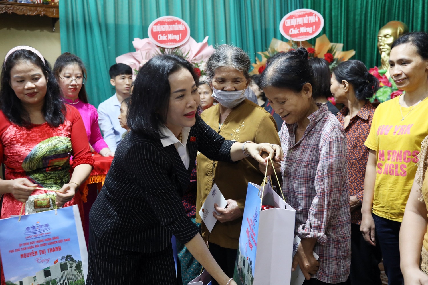 Phó Chủ tịch Quốc hội Nguyễn Thị Thanh tặng quà cho các hộ nghèo trên địa bàn phường Đông Thành
