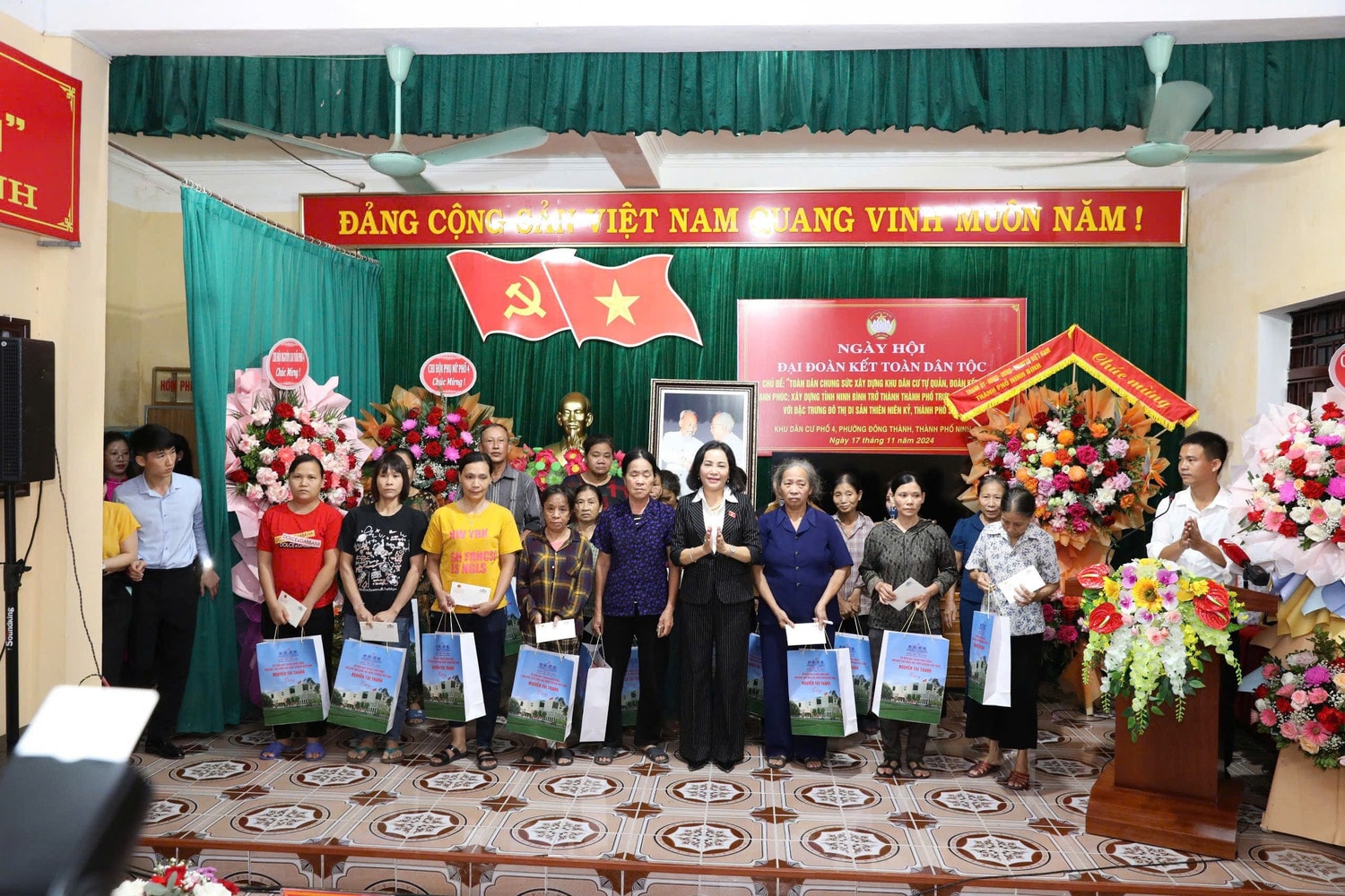 Phó Chủ tịch Quốc hội Nguyễn Thị Thanh trao tặng quà cho các hộ nghèo trên địa bàn phường Đông Thành