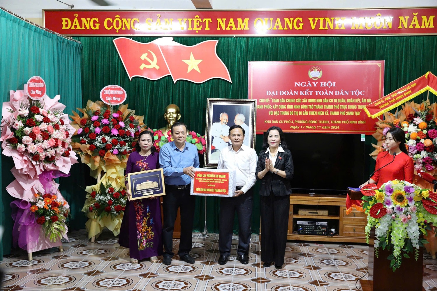 Phó Chủ tịch Quốc hội Nguyễn Thị Thanh trao quà tặng khu dân cư phố 4