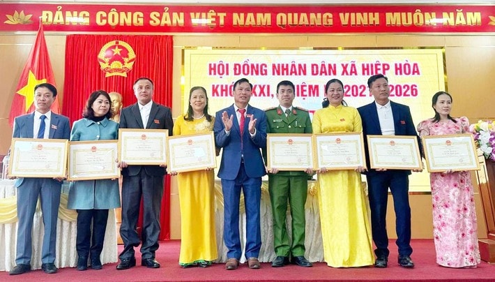 anh-bai-1-hdnd-xa-hiep-hoa-thi-xa-quang-yen-khen-thuong-thanh-vien-cac-ban-hdnd-va-dai-bieu-hdnd-xa-co-thanh-tich-trong-cong-tac-nam-2023-anh-dai-hien.jpg