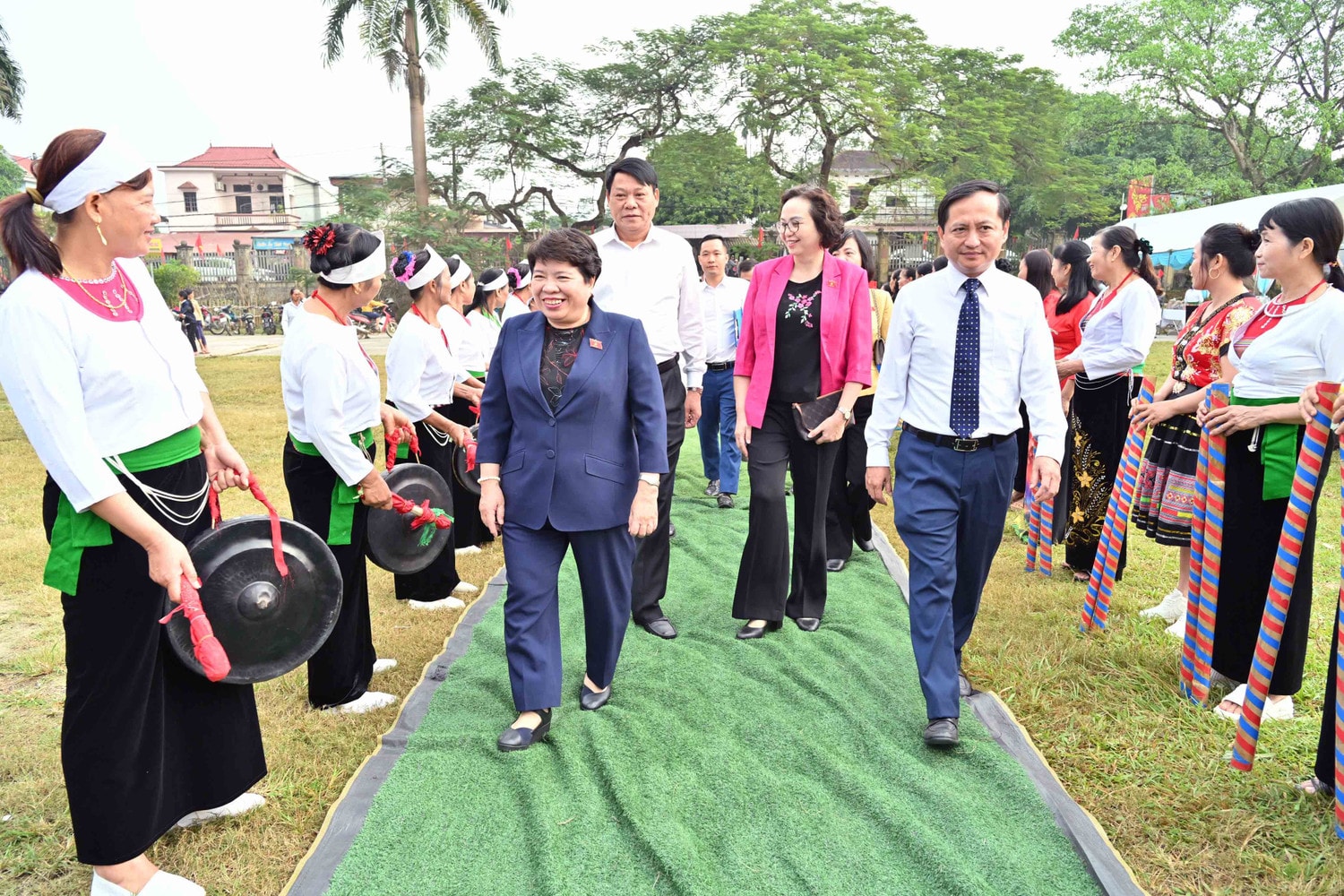 chu-nhiem-uy-ban-xa-hoi-nguyen-thuy-anh-va-cac-dai-bieu-du-ngay-hoi-dai-doan-ket-toan-dan-toc-tai-khu-dong-tam-xa-minh-dai-huyen-tan-son-tinh-phu-thovqk-1779.jpg