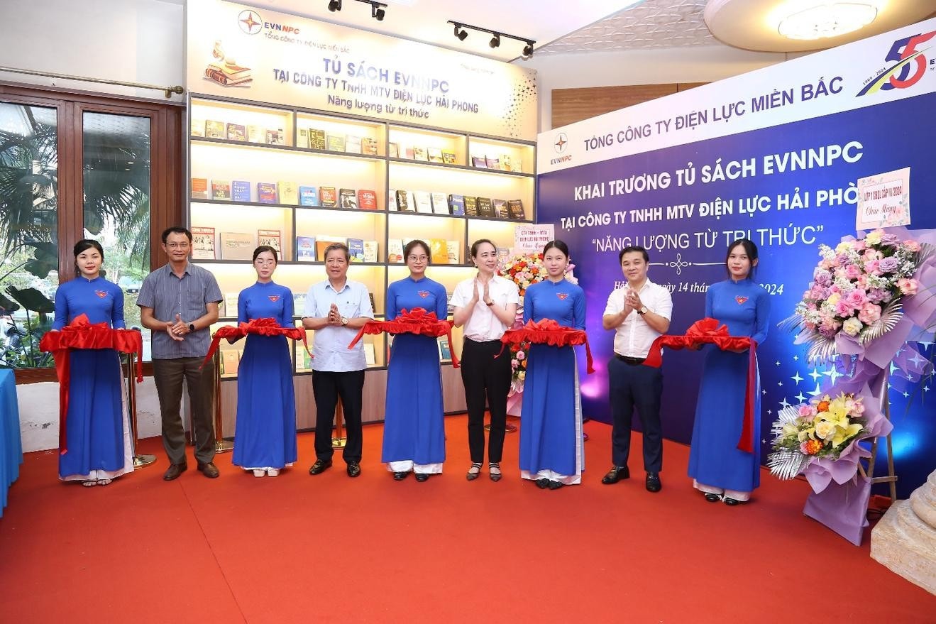 anh-1-cac-dai-bieu-thuc-hien-nghi-thuc-cat-bang-khanh-thanh-tu-sach-evnnpc-anh-npc.jpg