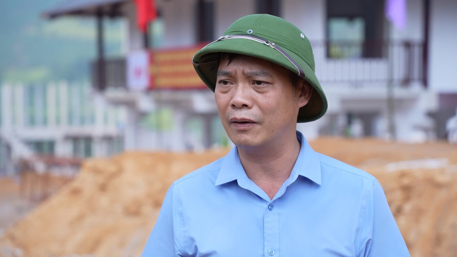 anh-3-ong-tran-trong-thong-chu-tich-ubnd-huyen-bao-yen-cho-biet-don-vi-thi-cong-hoan-thien-xong-nha-nao-thi-dien-luc-cap-dien-luon-ngoi-nha-do-anh-npc.png