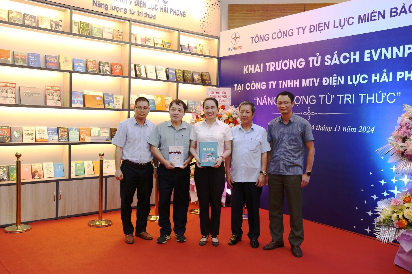 anh-3-cac-dai-bieu-tham-gia-le-khai-truong-tu-sach-evnnpc-tai-cong-ty-tnhh-mtv-dien-luc-hai-phong-anh-npc.jpg
