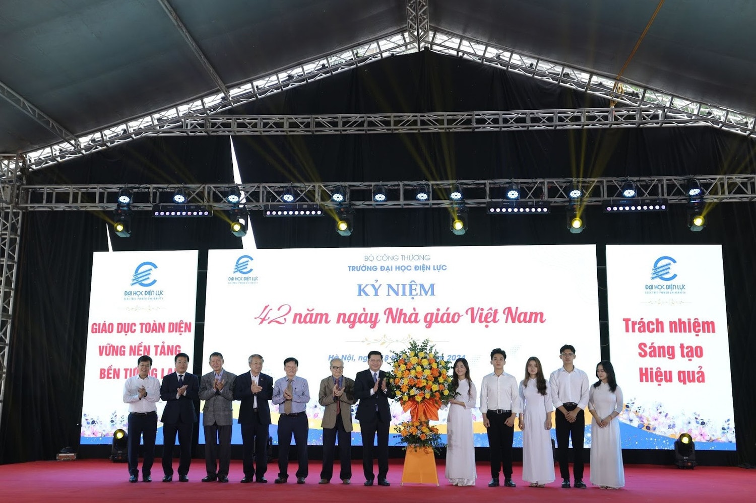 Đại diện sinh viên, học viên Trường Đại học Điện lực tặng hoa tri ân thầy cô