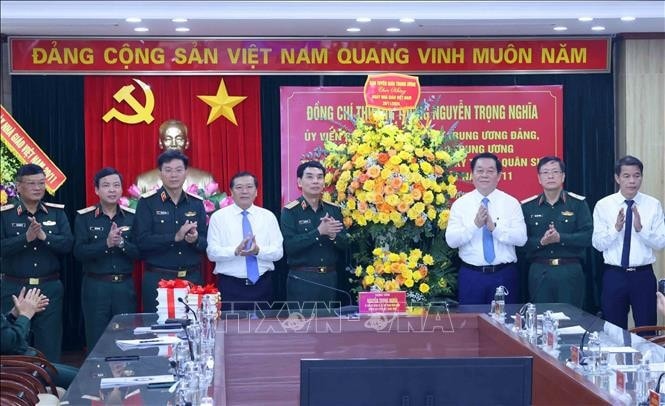 Trưởng Ban Tuyên giáo Trung ương Nguyễn Trọng Nghĩa chúc mừng Học viện Kỹ thuật Quân sự nhân ngày Nhà giáo Việt Nam. Ảnh: Phương Hoa/TTXVN