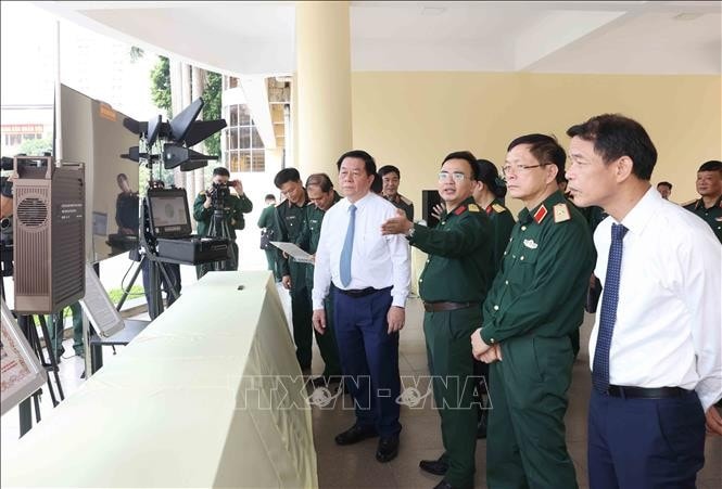 Trưởng Ban Tuyên giáo Trung ương Nguyễn Trọng Nghĩa tham quan trưng bày thực tế ảo. Ảnh: Phương Hoa/TTXVN