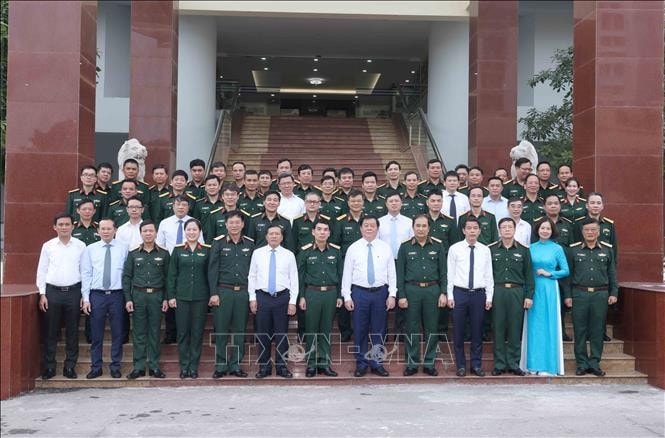Trưởng Ban Tuyên giáo Trung ương Nguyễn Trọng Nghĩa cùng lãnh đạo, sĩ quan Học viện Kỹ thuật Quân sự. Ảnh: Phương Hoa/TTXVN