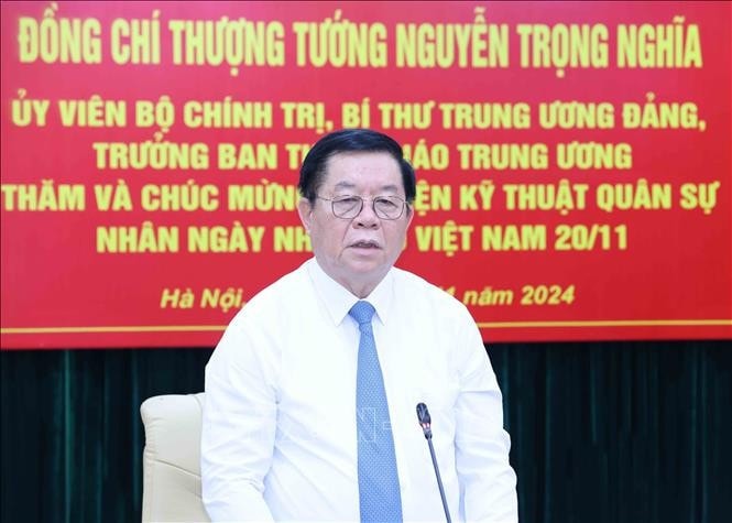 Trưởng Ban Tuyên giáo Trung ương Nguyễn Trọng Nghĩa chúc mừng lãnh đạo, sĩ quan chỉ huy cùng các giảng viên Học viện Kỹ thuật Quân sự. Ảnh: Phương Hoa/TTXVN