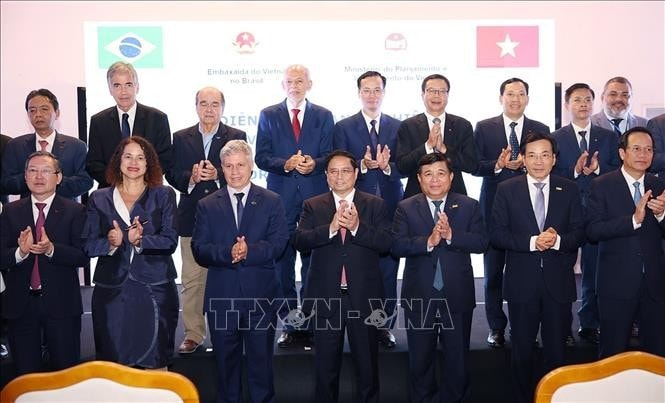Thủ tướng Phạm Minh Chính với các đại biểu tham dự Diễn đàn Doanh nghiệp Việt Nam - Brazil. Ảnh: Dương Giang/TTXVN