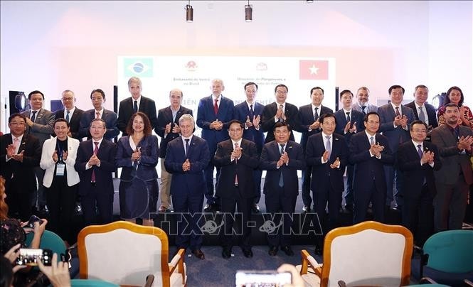 Thủ tướng Phạm Minh Chính với các đại biểu tham dự Diễn đàn Doanh nghiệp Việt Nam - Brazil. Ảnh: Dương Giang/TTXVN