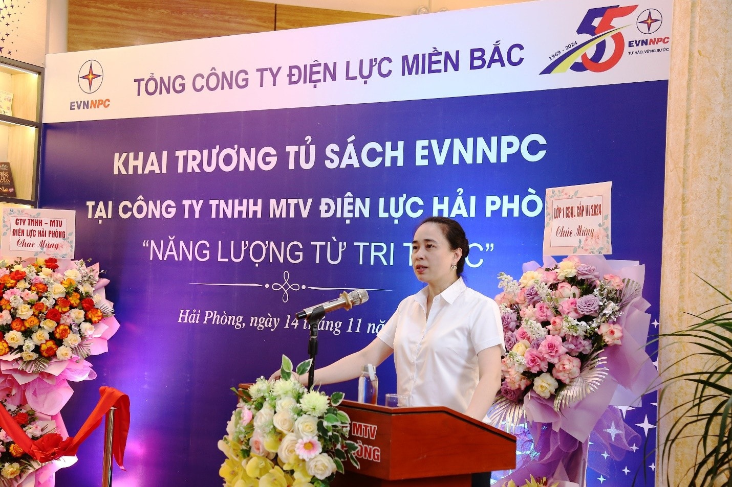 anh-2-ba-do-nguyet-anh-bi-thu-dang-uy-chu-tich-hdtv-evnnpc-phat-bieu-tai-le-khai-truong-tu-sach-evnnpc-tai-cong-ty-tnhh-mtv-dien-luc-hai-phong-anh-npc.jpg