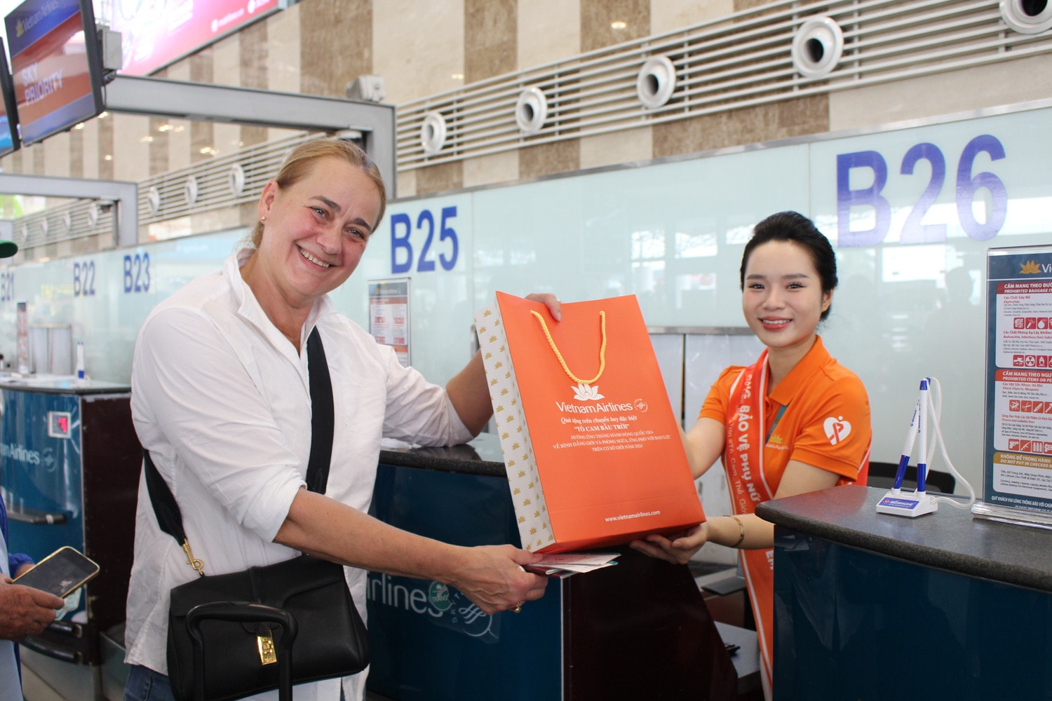 anh-1-khach-nuoc-ngoai-hao-hung-check-in-voi-mon-qua-cua-su-kien-anh-vna.jpg