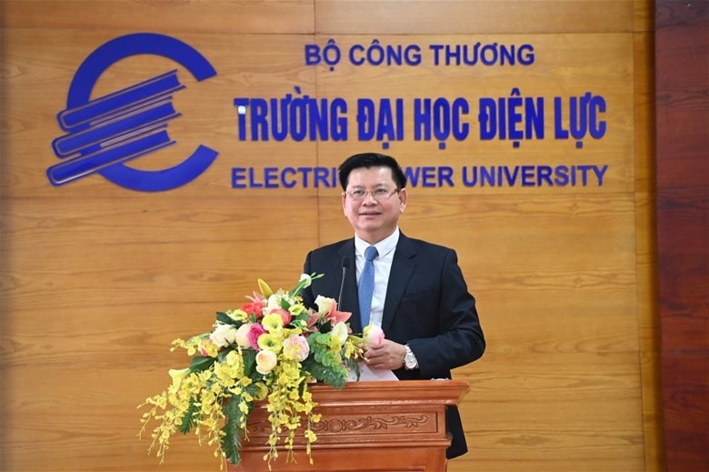 PGS.TS Đinh Văn Châu – Phó Bí thư Đảng ủy, Hiệu trưởng Nhà trường phát biểu tại Hội nghị