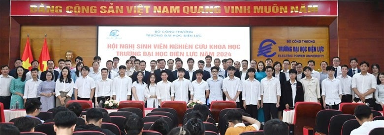 Các đại biểu chụp ảnh lưu niệm cùng sinh viên tham dự