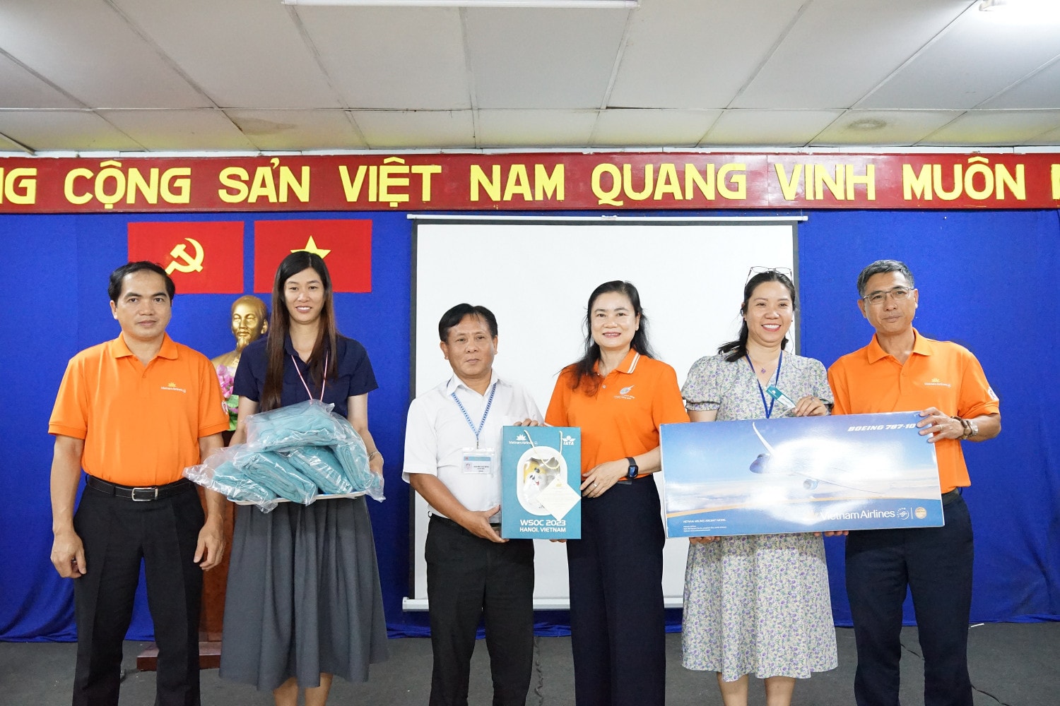 anh-4-dai-dien-vietnam-airlines-tang-qua-tai-nha-tam-lanh-anh-vna.jpg