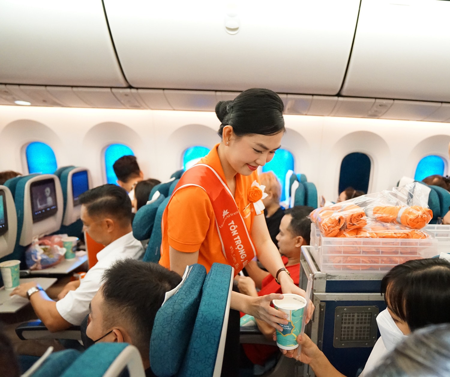 anh-2-trong-nhung-nam-vua-qua-vietnam-airlines-da-tham-gia-nhieu-hoat-dong-huong-den-xay-dung-xa-hoi-binh-dang-anh-vna.jpg