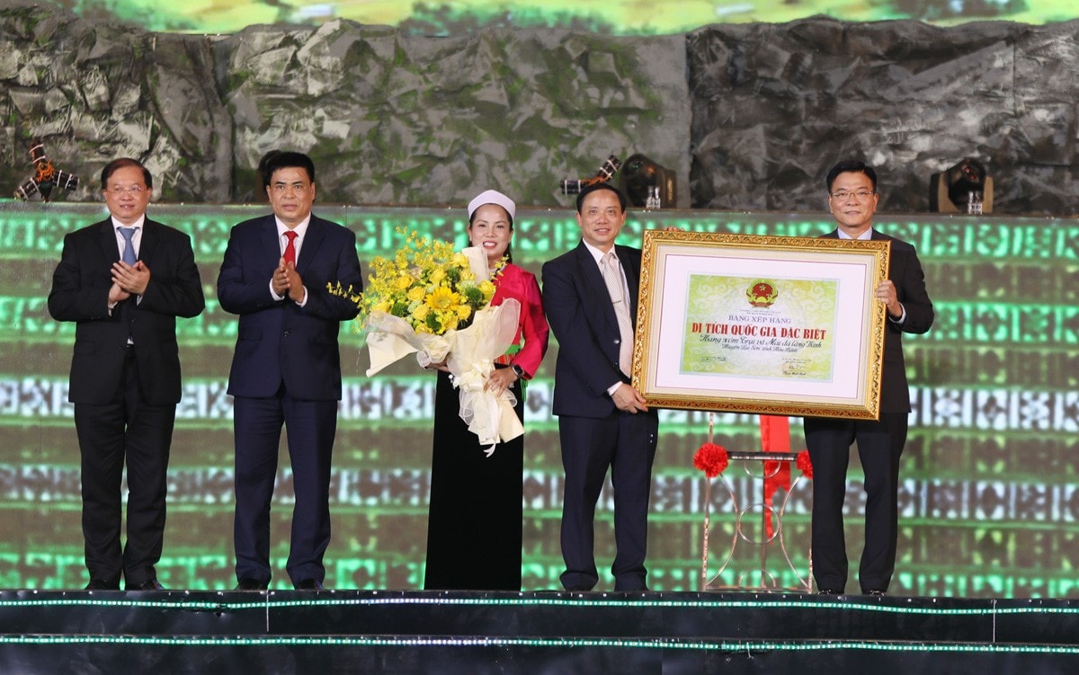 Phó Thủ tướng Chính phủ Lê Thành Long trao Bằng xếp hạng Di tích quốc gia đặc biệt và tặng hoa chúc mừng tỉnh Hòa Bình. Ảnh: Lê Huệ