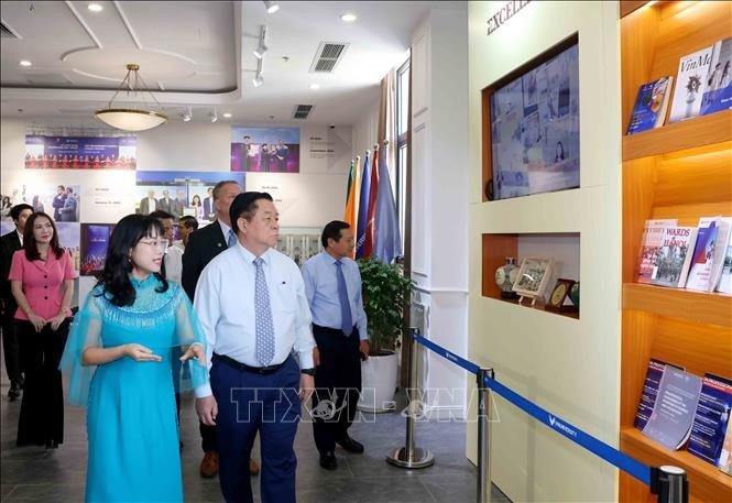 Trưởng Ban Tuyên giáo Trung ương Nguyễn Trọng Nghĩa thăm phòng truyền thống Trường Đại học VinUni. Ảnh: Phương Hoa/TTXVN