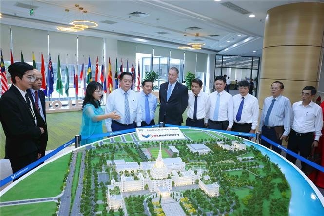 Trưởng Ban Tuyên giáo Trung ương Nguyễn Trọng Nghĩa tham quan Trường Đại học VinUni. Ảnh: Phương Hoa/TTXVN