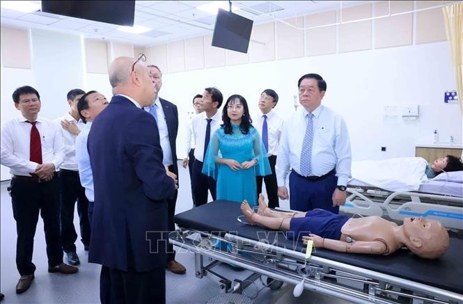 Trưởng Ban Tuyên giáo Trung ương Nguyễn Trọng Nghĩa thăm phòng thực hành Y khoa trường Đại học VinUni. Ảnh: Phương Hoa/TTXVN