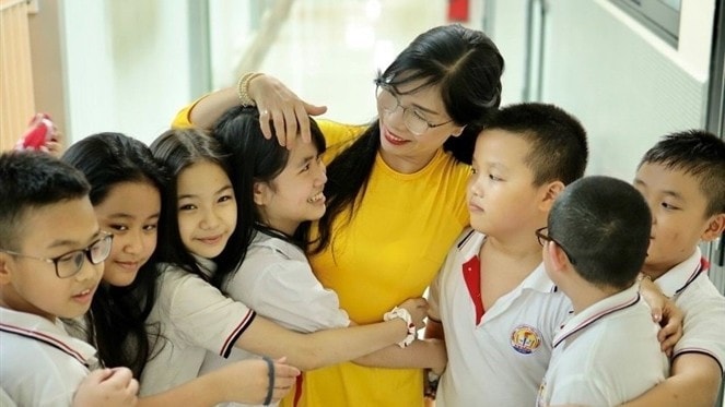 Cô giáo Bùi Bích Phượng (giáo viên Trường Tiểu học Kim Đồng, quận Ba Đình, Hà Nội) và học trò. Ảnh: NVCC