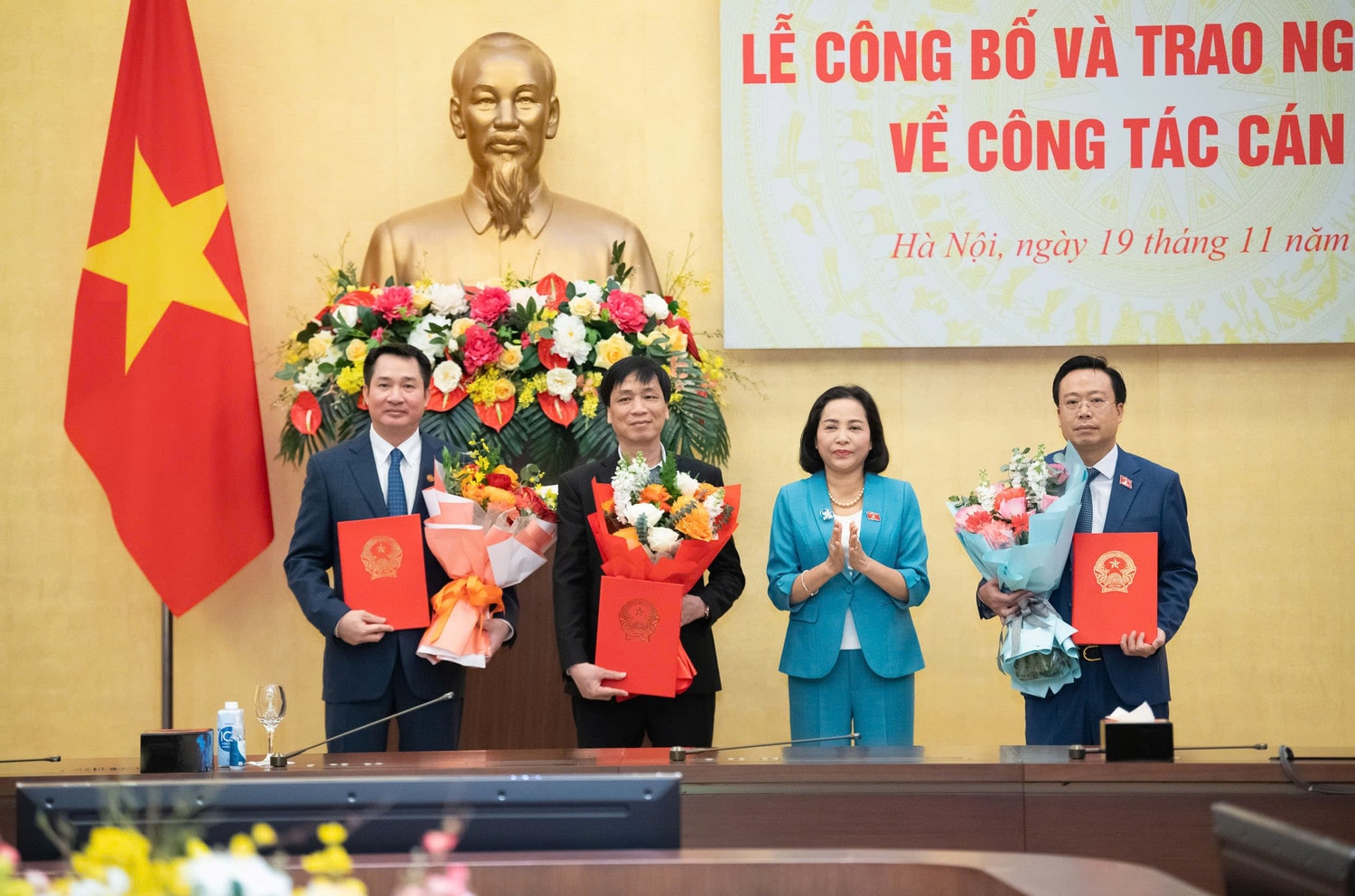 Phó Chủ tịch Quốc hội Nguyễn Thị Thanh trao quyết định và tặng hoa chúc mừng các đồng chí được bổ nhiệm