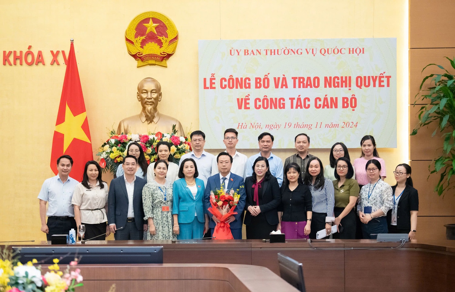 Phó Chủ tịch Quốc hội và tập thể Ban Công tác đại biểu tặng hoa chúc mừng Phó Ban Công tác đại biểu Nguyễn Đại Thắng