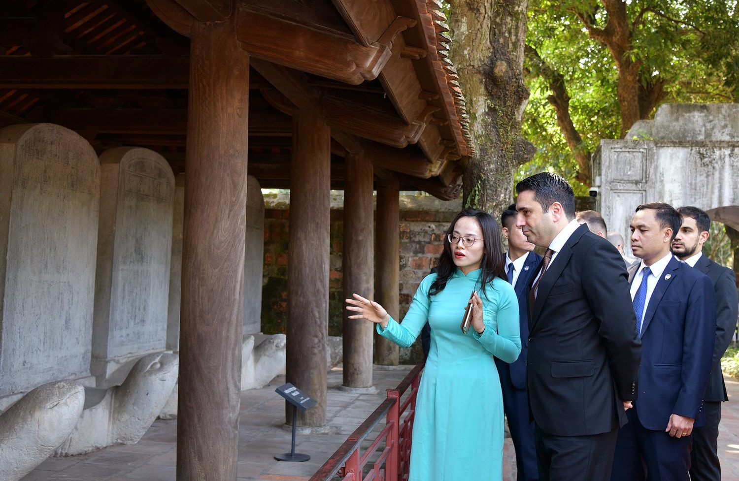 Chủ tịch Quốc hội Armenia Alen Simonyan nghe giới thiệu về Di sản Tư liệu Thế giới 82 bia Tiến sĩ tại khu Di tích