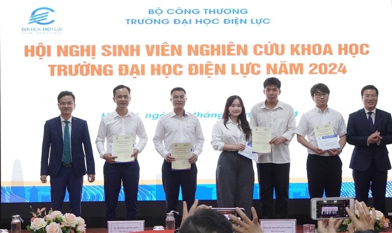 PGS.TS Nguyễn Lê Cường - Phó Hiệu trưởng Nhà trường trao giấy chứng nhận báo cáo Hội nghị, đại diện Nhà tài trợ BIDV trao khen thưởng bài báo cáo xuất sắc
