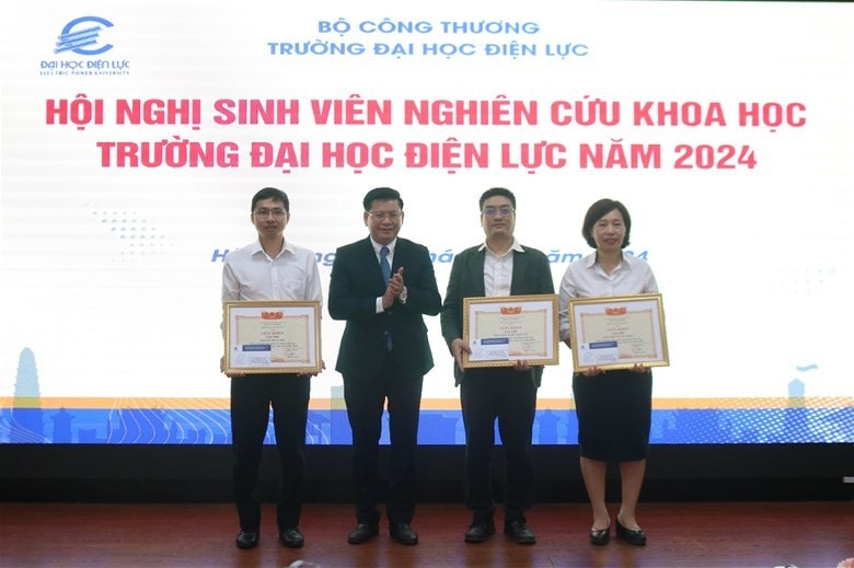Nhân dịp này, Nhà trường trao khen thưởng tập thể trong hoạt động sinh viên NCKH năm học 2023-2024