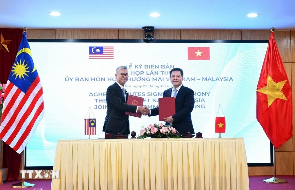 Bộ trưởng Bộ Công Thương Nguyễn Hồng Diên và Bộ trưởng Bộ Đầu tư, Thương mại và Công nghiệp Malaysia Zafrul Abdul Aziz đồng chủ trì Kỳ họp thứ 4 Ủy ban Hỗn hợp Thương mại Việt Nam-Malaysia. Ảnh: Trần Việt/TTXVN