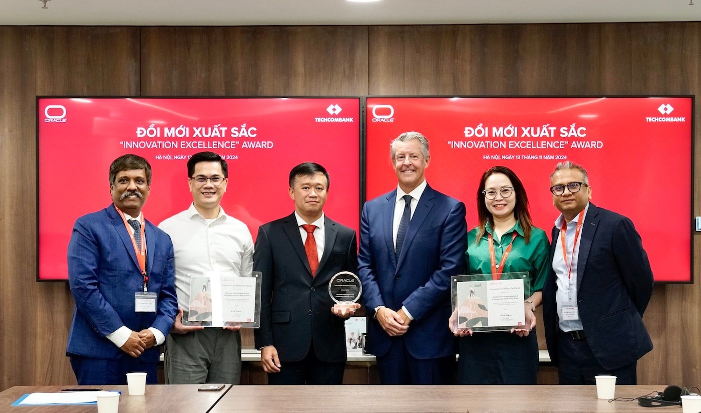 techcombank-nhan-giai-thuong-sang-tao-xuat-sac-tu-oracle.jpg